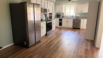 Geladeira, micro-ondas, fogão, cooktop