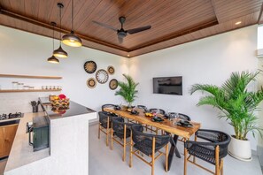 Familienvilla, 4 Schlafzimmer, eigener Pool | Speisen