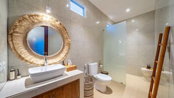 Batas, pantuflas, bidet