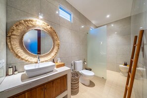 Vila família, 4 quartos, piscina particular | Banheiro | Roupões de banho, chinelos, bidê 