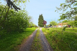 Property grounds - Naturally-calm – nature retreat with garden, jacuzzi and sauna (Montbray)