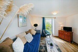 Living area - Naturally-calm – nature retreat with garden, jacuzzi and sauna (Montbray)