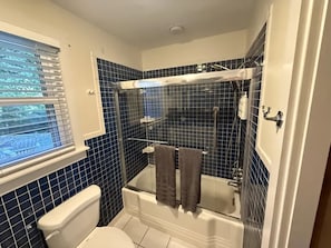 Haartrockner, Handtücher, Seife, Shampoo