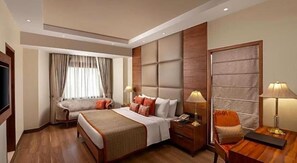 Desk, laptop workspace, free WiFi - Velvet Crown Airport Stay Hotel (New Delhi)