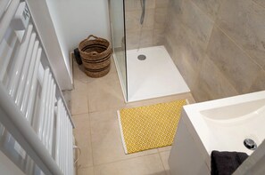 Een douche, een haardroger, handdoeken, zeep