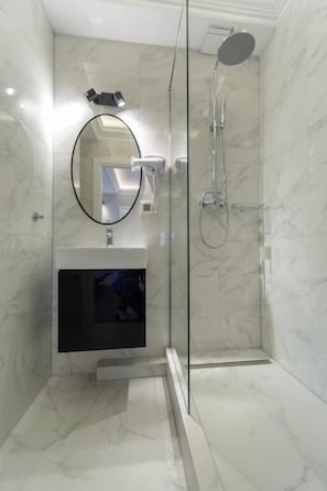 Shower, hair dryer, towels, soap - 2H Hotel Horizon (Kuehlungsborn)