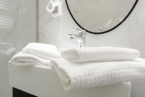 Ducha, secador de pelo, toallas y jabón