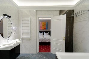 Familienzimmer, Balkon, Blick auf den Innenhof | Badezimmer | Dusche, Haartrockner, Handtücher, Seife