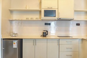 Studio, Balcony, Pool View | Private kitchen - AMAYA HOTEL (Kampala)