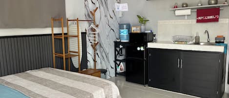Tabla de planchar con plancha, wifi gratis y ropa de cama