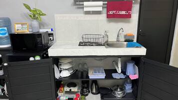 Geladeira, micro-ondas, cafeteira/chaleira, chaleira elétrica