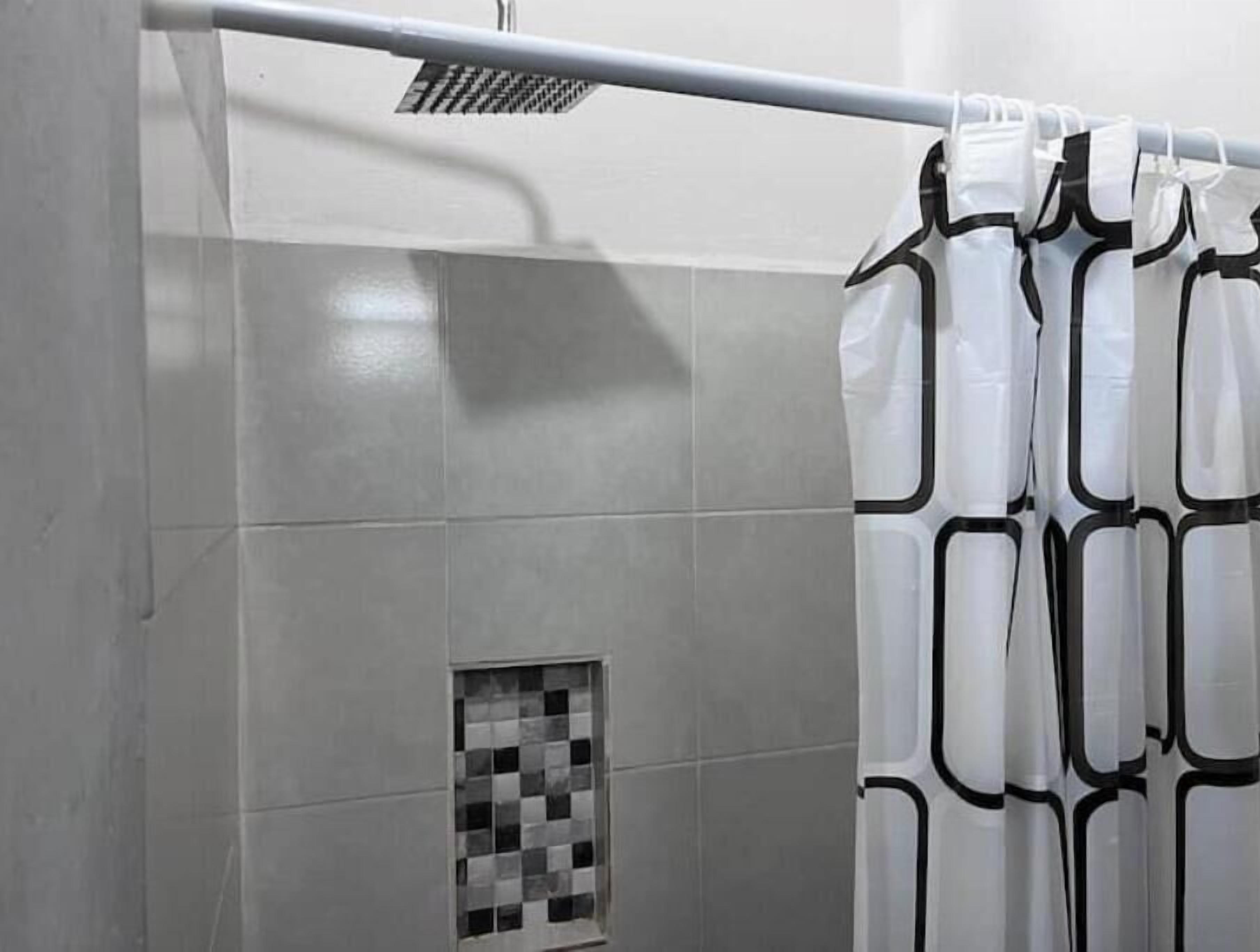 Chuveiro, secador de cabelo, toalhas de banho, sabonete