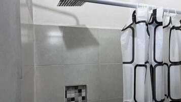 Chuveiro, secador de cabelo, toalhas de banho, sabonete