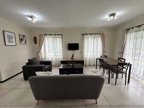 Smart TV - Nestled Sanctuary @Jackal Creek Golf Estate South Africa (Roodepoort)