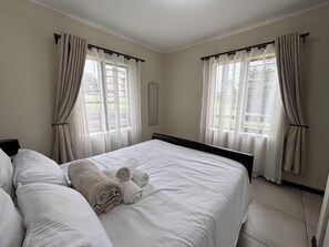 1 bedroom, iron/ironing board, WiFi, bed sheets - Nestled Sanctuary @Jackal Creek Golf Estate South Africa (Roodepoort)