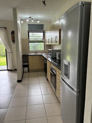 Private kitchen - Nestled Sanctuary @Jackal Creek Golf Estate South Africa (Roodepoort)