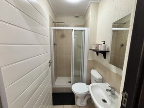 Shower, towels, toilet paper - Nestled Sanctuary @Jackal Creek Golf Estate South Africa (Roodepoort)