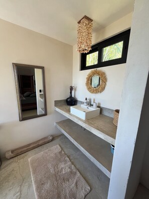 Shower, towels, soap, shampoo - Vrbo Property (Pavones)