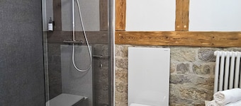 MiCasa Rooms - Old building flair in a renovated monument, close to the trade fair and EGA, parking