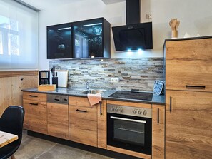 Frigorifero, forno, piano cottura, lavastoviglie