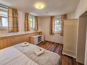 Een bureau, gratis wifi, beddengoed
