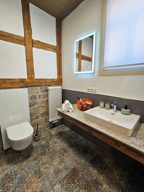 Een douche, een haardroger, handdoeken, zeep