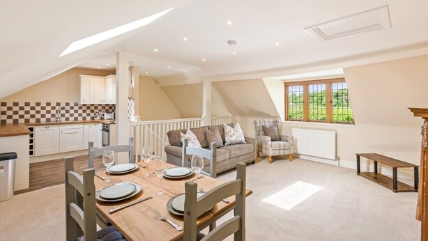 A spacious loft with a dining area, kitchen, and seating area. - Chestnut Cottage in Bix (Bix)