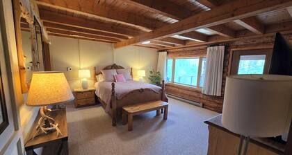 Cabin by the Creek in Stanley Basin