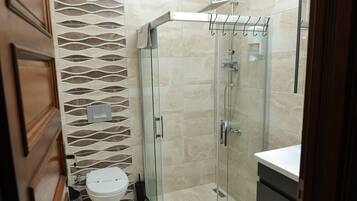 Douche, sĂšche-cheveux, serviettes fournies, savon