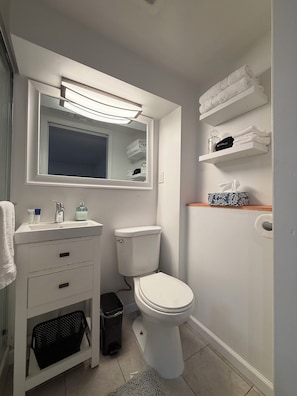 Serviettes fournies, savon, papier toilette