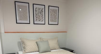 Cozy Saratoga Studio Retreat - Track Season Availability! 10 minutes to downtown