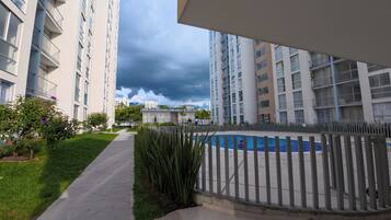 Apartamento Confort, vistas a la montaña | Piscina | Una piscina al aire libre
