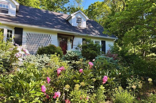 Tranquil Treetop Guest House + Gardens Near Tanglewood and the Berkshires