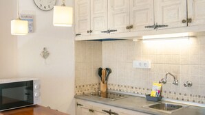 Geladeira, micro-ondas, chaleira elétrica, torradeira