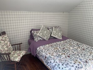 3 bedrooms, iron/ironing board, WiFi, bed sheets - Centrally located 3-bedroom Basecamp in Proctor VT. (Proctor)