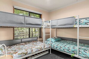 Een strijkplank/strijkijzer, reisbedje, gratis wifi, beddengoed