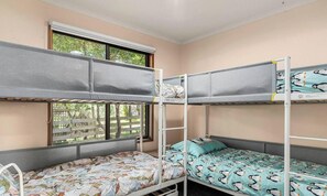 Bügeleisen/Bügelbrett, Reisekinderbett, kostenloses WLAN, Bettwäsche