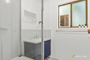 Bathroom - Our Little Ti Tree Retreat - Cosy 3 Room Cottage (Cowes)