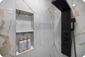 Haartrockner, Handtücher, Seife, Shampoo