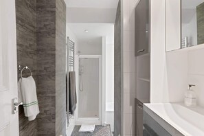 Shower, hair dryer, towels - Beautiful Victorian Apartment with Private Parking (Dawlish)