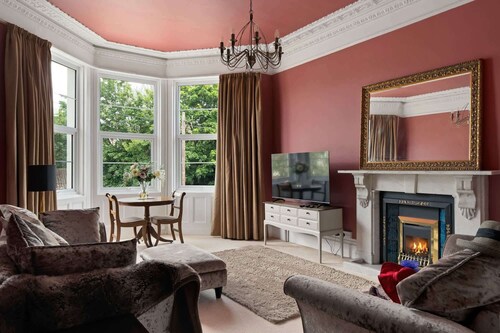 Beautiful Victorian Apartment with Private Parking
