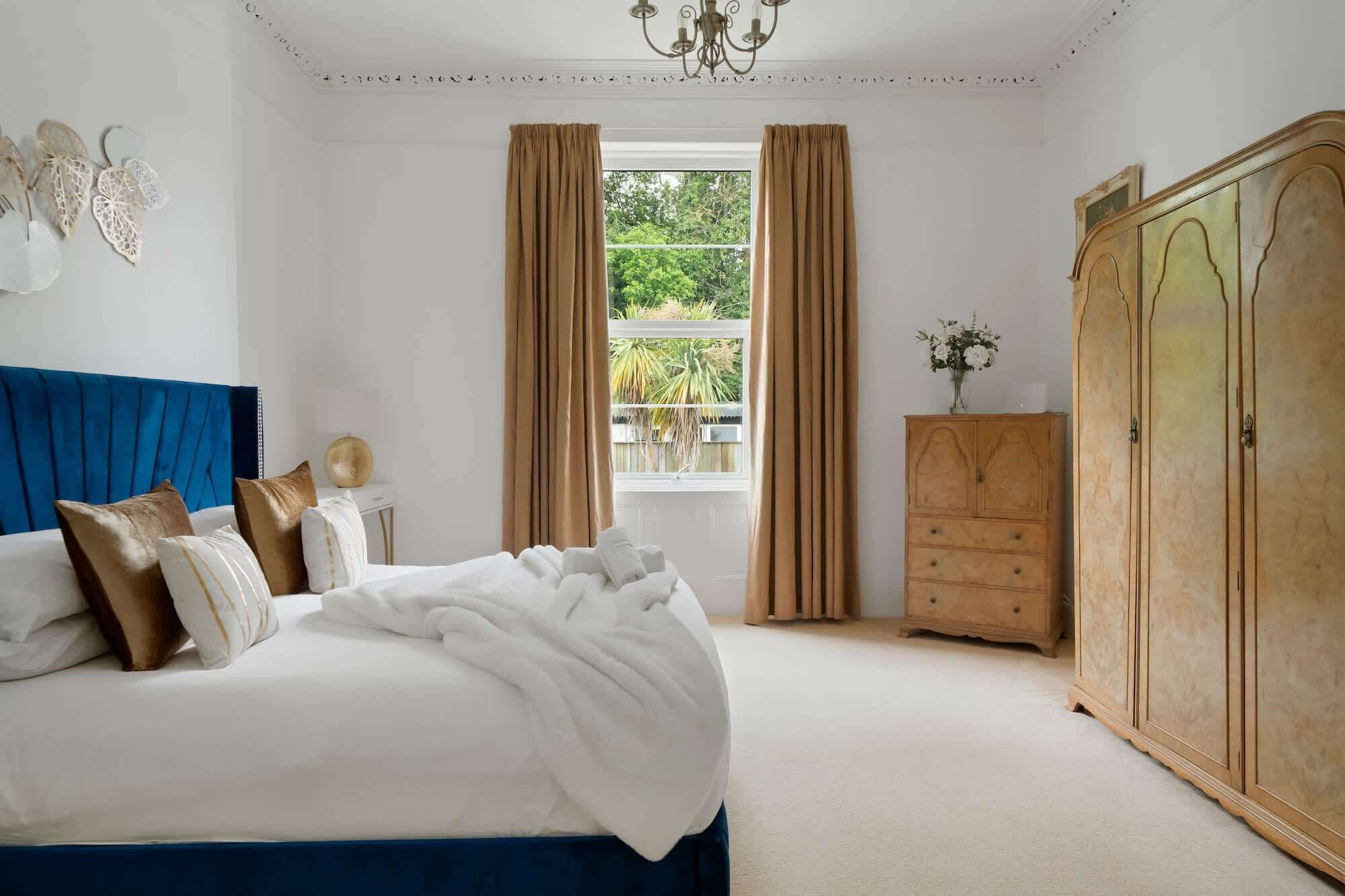 2 bedrooms, desk, iron/ironing board, WiFi