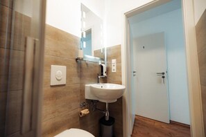 Eenpersoonskamer, balkon, uitzicht op de stad (Z1) | Badkamer | Handdoeken