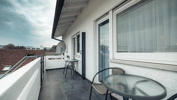 Superior Twin kamer, balkon, uitzicht op binnenplaats | Buiten dineren