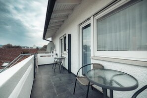 Superior-Zweibettzimmer, Balkon, Blick auf den Innenhof | Speisen im Freien