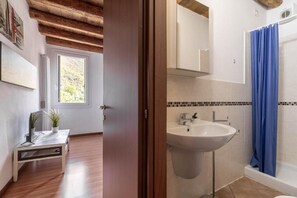 Bathroom - Rabi Rooms (Valbrenta)