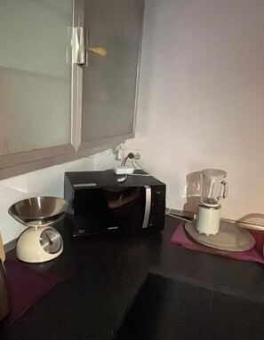 Double Room, River View | Private kitchen - Rabi Rooms (Valbrenta)