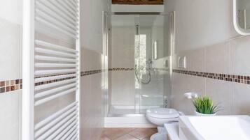 Double Room, River View | Bathroom