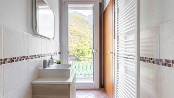 Double Room, River View | Interior
