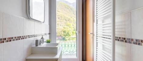 Double Room, River View | Interior